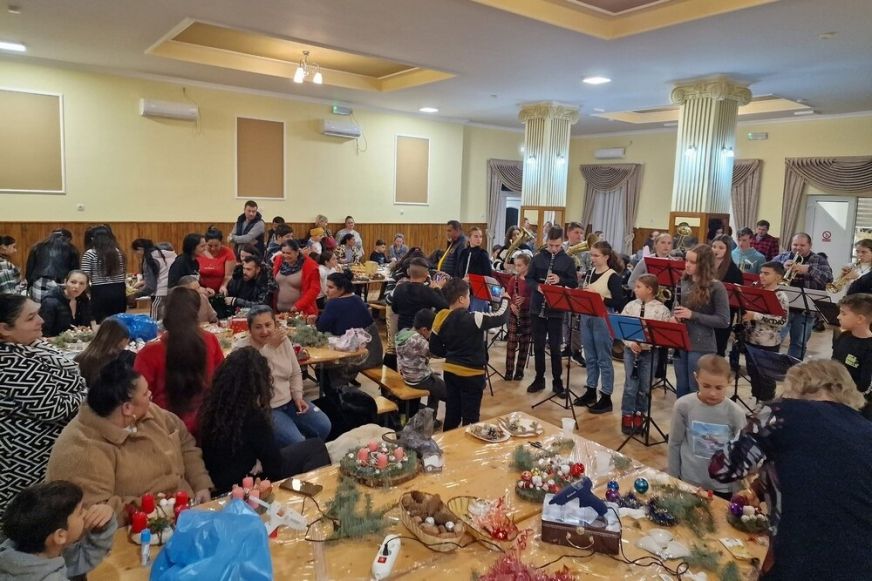 Több mint százan vettek részt az adventi koszorú készítő esten Mezőteremen - Képgaléria, Videó