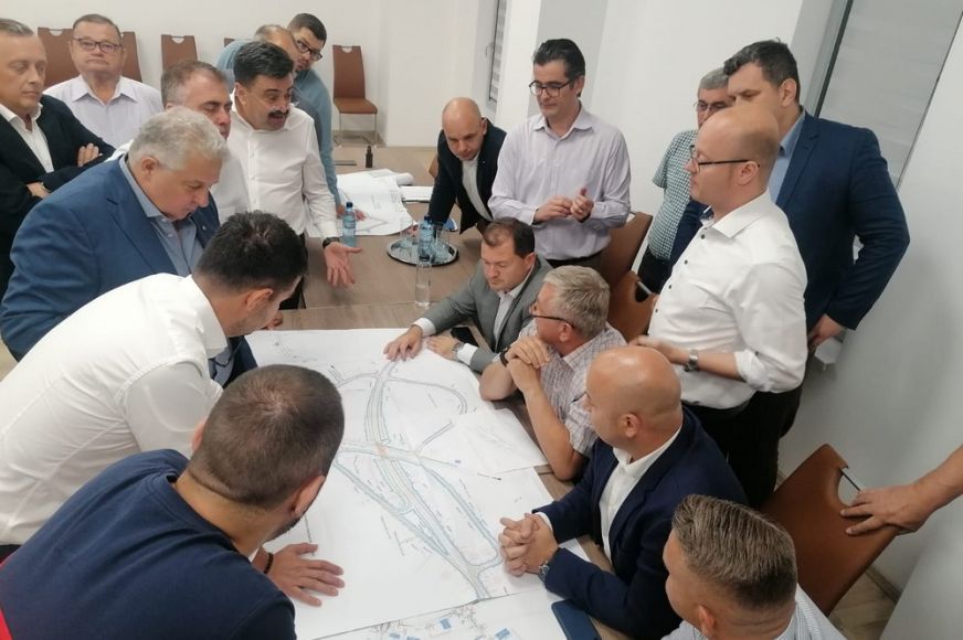 Lezárt vasúti átjáró: egyelőre maradnak a betonelemek