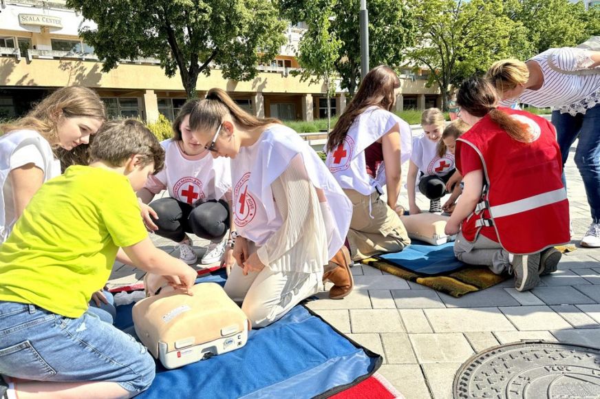 Az elsősegélynyújtás alapjaival ismertetik meg az érdeklődőket a Vöröskereszt önkéntesei