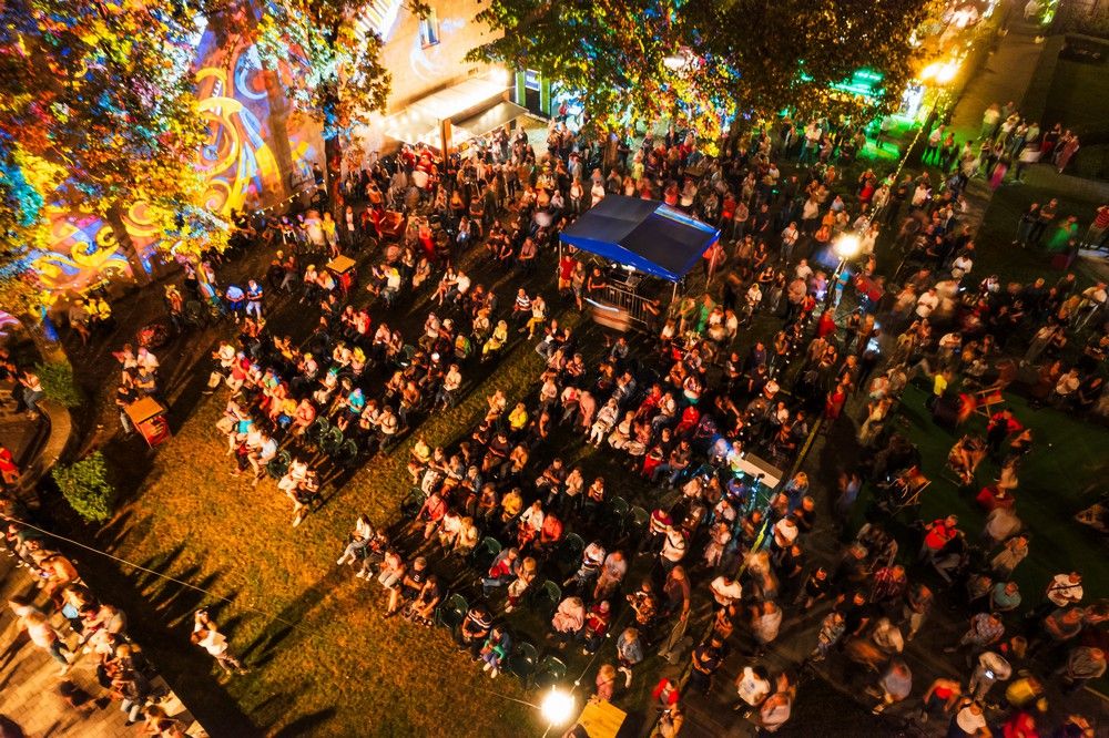 Pezsdítő nyárzárás a Tűzoltótoronynál. Szeptember 6-8. között érkezik a World Music Festival