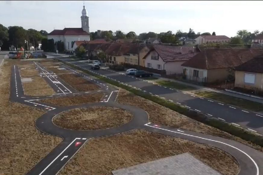 STOP! Tanulj közlekedni - KRESZ Park gyerekeknek Sárközújlakon - VIDEÓ