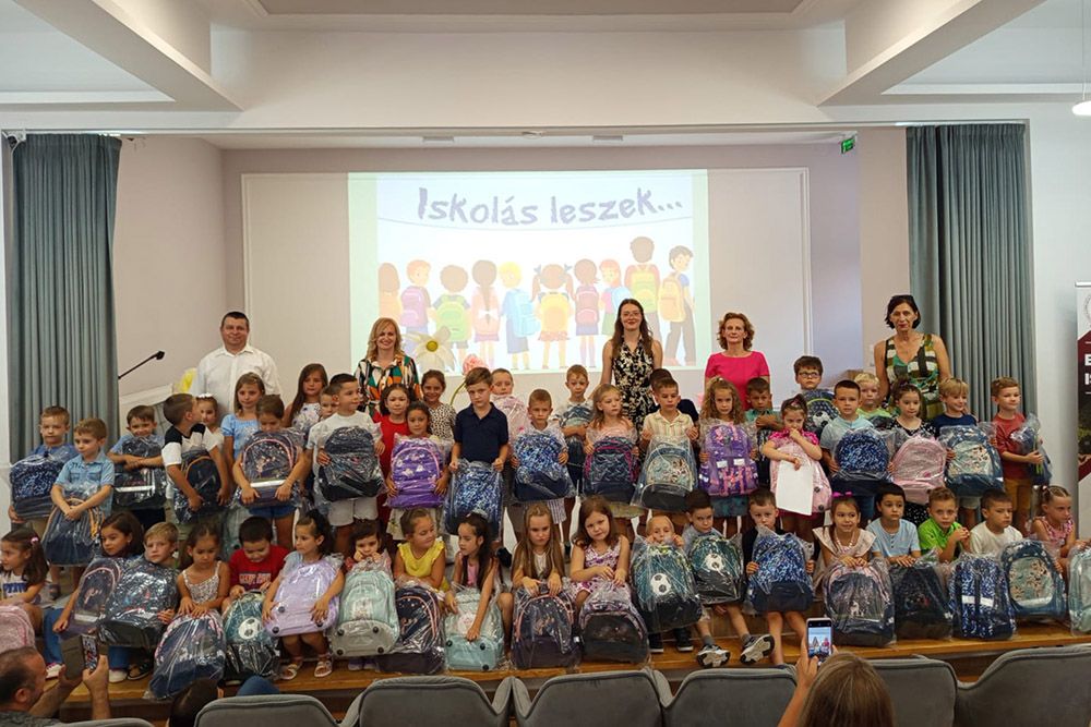 Iskolatáska-program: A Rákócziban csütörtökön adták át a Rákóczi Szövetség ajándék iskolatáskáit