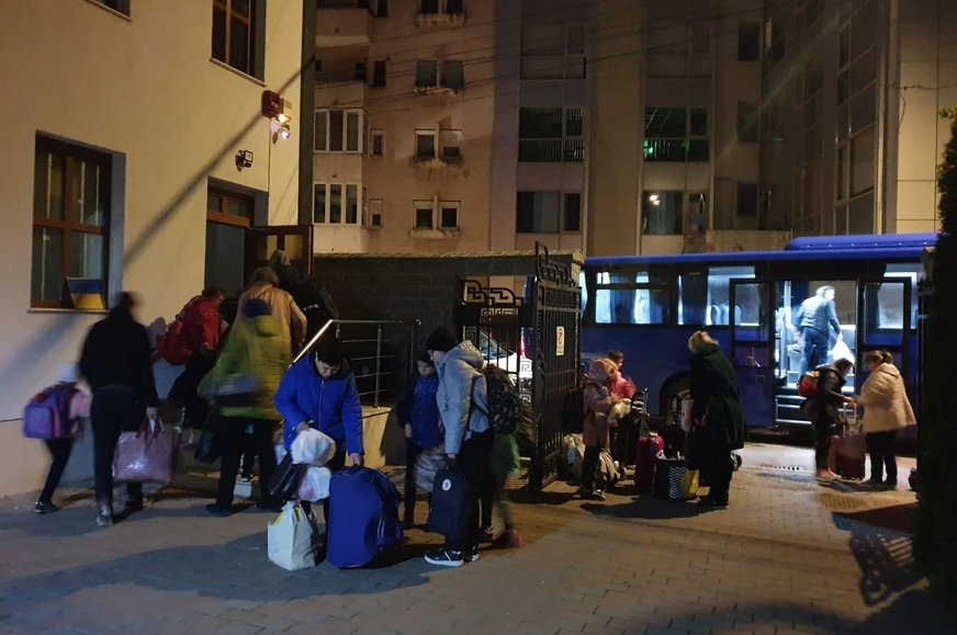 Álllami gondozásban élő ukrán gyerekek érkezett szerda éjjel Szatmár megyébe