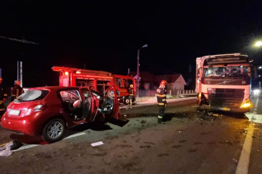 Halálos közúti baleset történt kedd hajnalban: kamionnal ütközött a személyautó