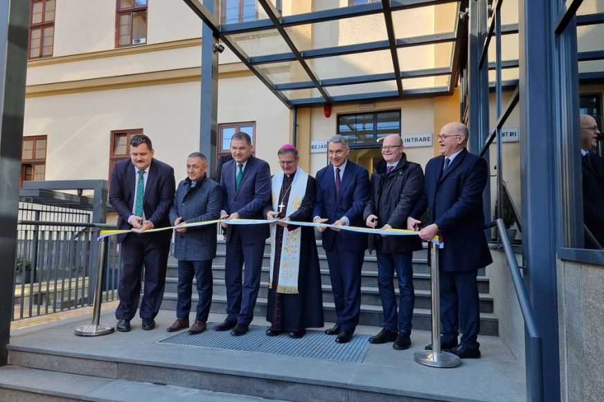 Hivatalosan is átadták és megáldották a Hám János Orvosi Központot. Az ünnepségen Lázár János magyarországi és Cseke Attila romániai miniszterek is jelen voltak. KÉPGALÉRIA/VIDEÓ