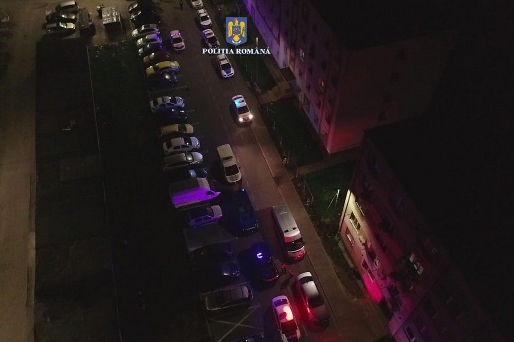 Közel 50 főt vittek be a rendőrségre az Ostrovului utcai tömbházakban végzett razzia után - KÉPEK