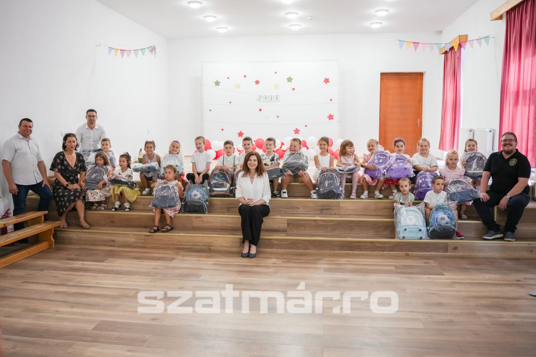 Vidám hangulatban vehették át az ajándék iskolatáskákat a refis előkészítősök
