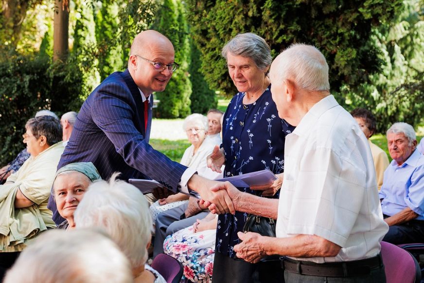 Ötvenöt gyémánt- és aranylakodalmas párt köszöntöttek Szatmárnémetiben