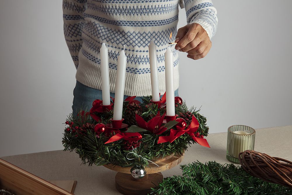 Fellobbant advent első gyertyalángja