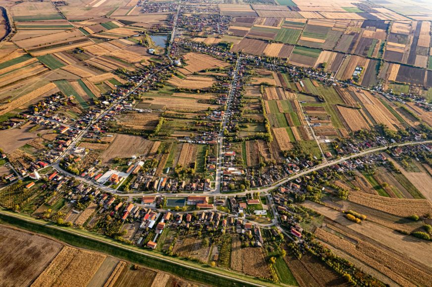 Nagyvárosok közeli községek problémája: ki finanszírozza az új, városias lakónegyedek infrastruktúráját és kinek az érdeke?