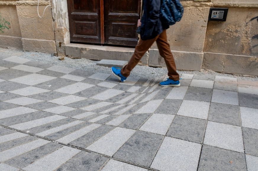 Optikai csalódást előidéző térkövezéssel tisztelegnek Bolyai János munkássága előtt Kolozsváron