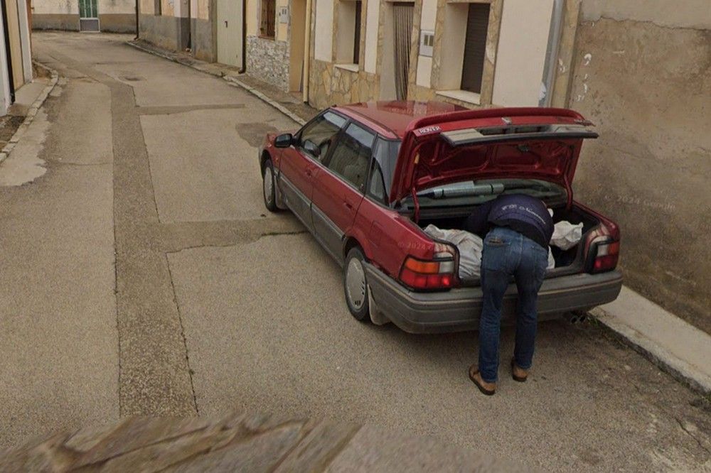 Rajtakapta a férfit a Google Térkép, amint egy holttestet rejthetett el az autójában