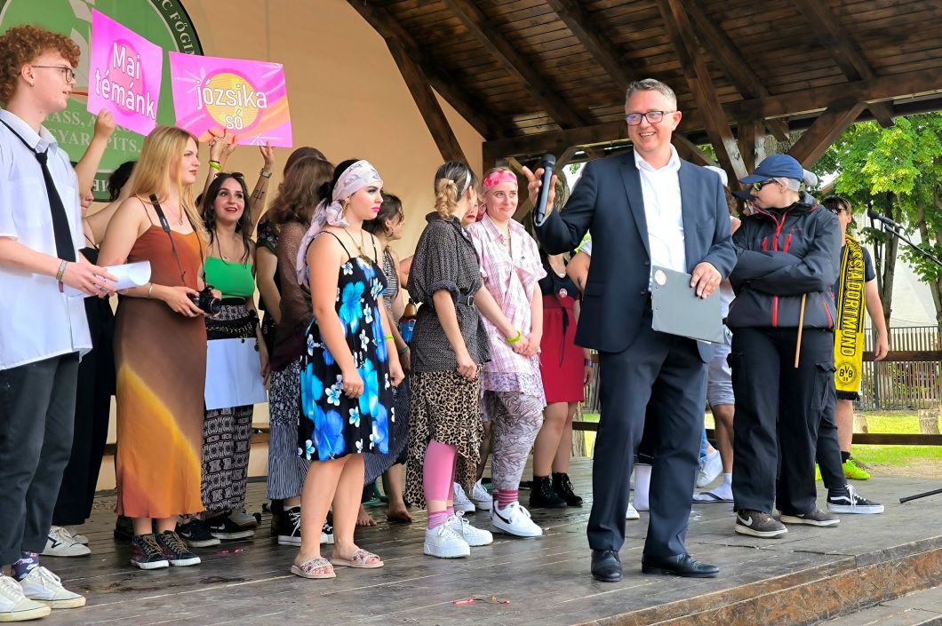 Totális őrület! Bolondballagást tartottak a Kölcsey végzősei - VIDEÓ