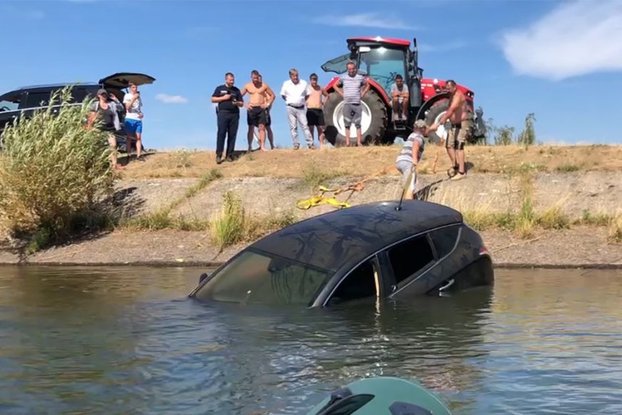 Gépkocsival hajtott a tóba egy férfi Szatmár megyében