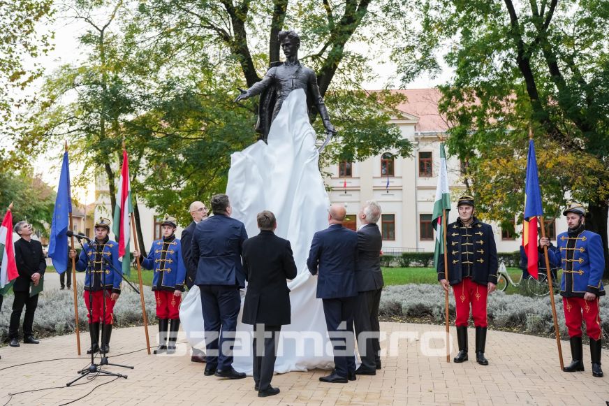 „Petőfi Sándor nemcsak a múltnak, hanem a jövőnek is szerves része“ - ünnepélyes keretek között avatták fel a költő egész alakos szobrát - KÉPGALÉRIA, VIDEÓ