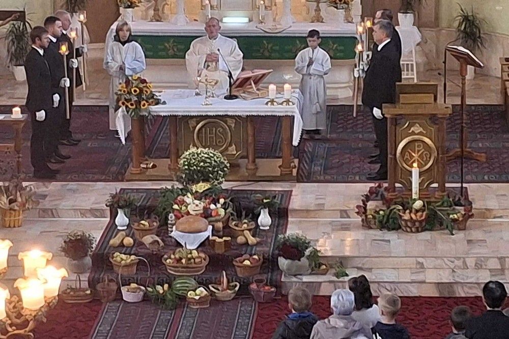 Hagyományos terménybetakarító ünnepség Mezőpetriben: hálaadás és közösségi összetartozás - Videó