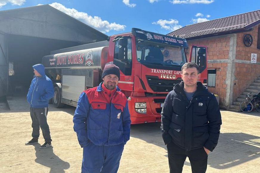 Demonstráltak az erdélyi gazdák, emésztőgödörbe öntötték a tejet - VIDEÓ