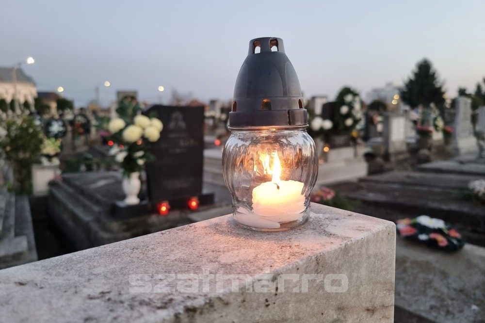 A mécsesek fényei a temetőkben – Halottak napjára emlékezve