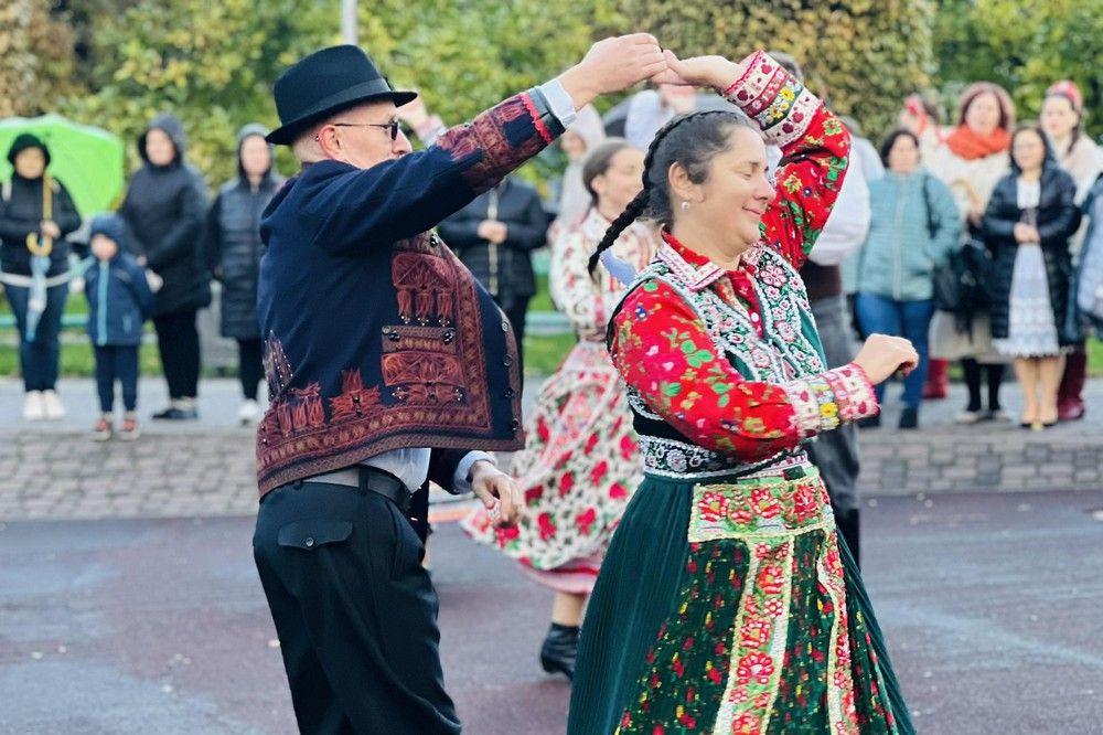 Pördültek a szoknyák, csattogtak a csizmák. Szüreti mulatság Nagykárolyban