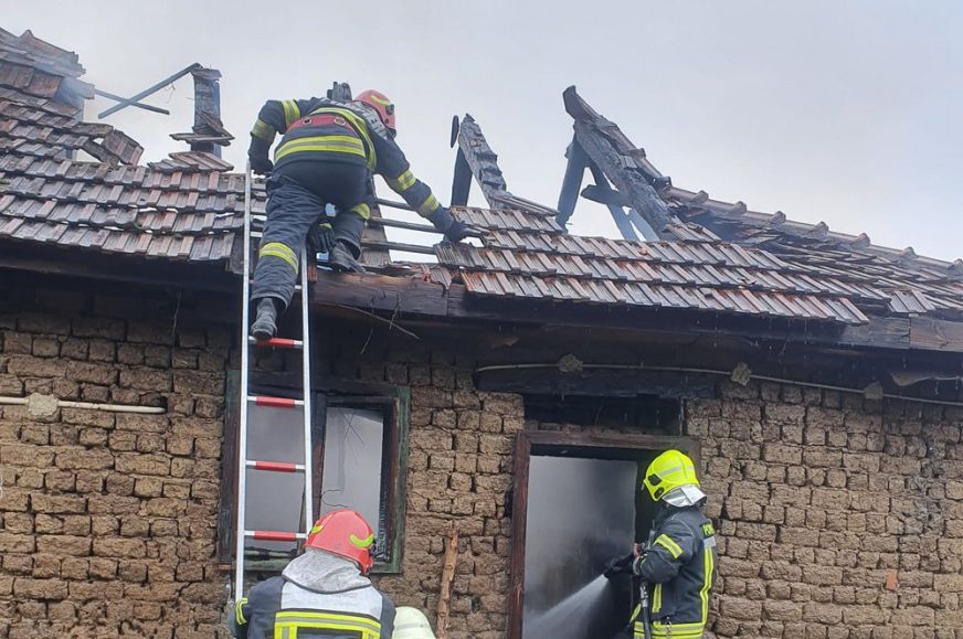 Lángokban álló házhoz riasztották a Szatmár megyei tűzoltókat