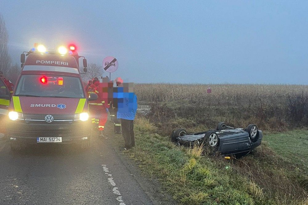 Felborult egy autó Vámfalu és Avasújváros között