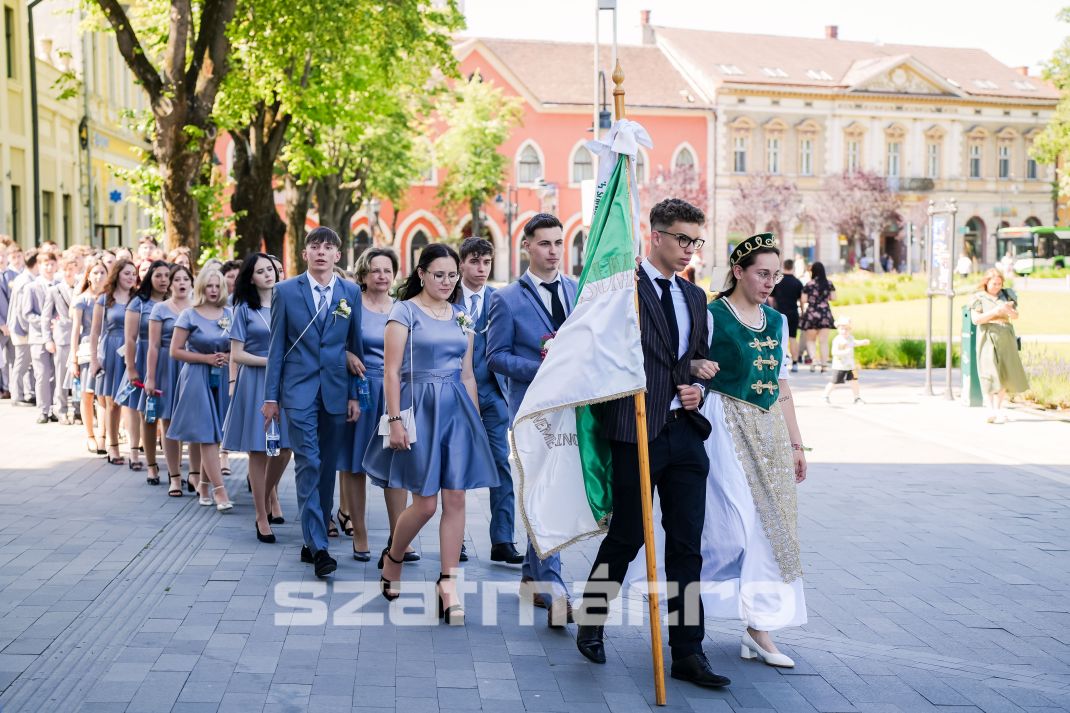 „Szeressétek, amit tesztek, és leljetek benne örömöt, így megállíthatatlanná váltok!” – Elballagtak a Hám János Líceum szakiskolai osztályai