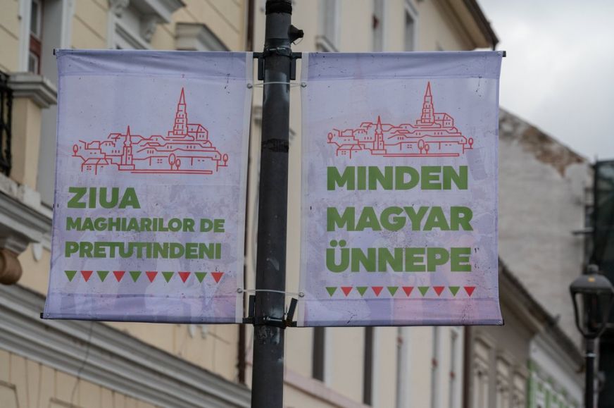 Történelmi pillanatként értékeli az RMDSZ a magyar ünnepi dekoráció kihelyezését Kolozsváron