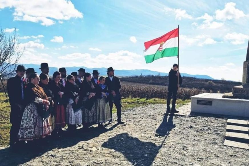 Avasújváros. Koszorúztak és fejet hajtottak a márciusi hősök előtt
