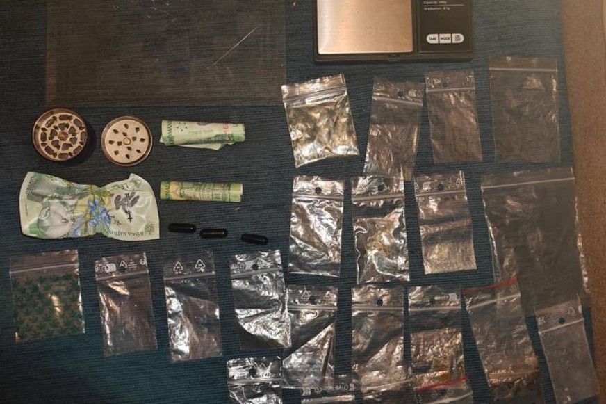 Kristály, kannabisz és airsoft fegyverek: drograzziát tartott a rendőrség - KÉPEK