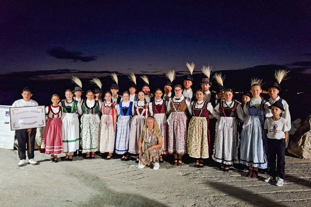 Görögországi folklórfesztiválon aratott nagy sikert a pusztadaróci Pünkösdi Rózsák Néptáncegyüttes - Képgaléria