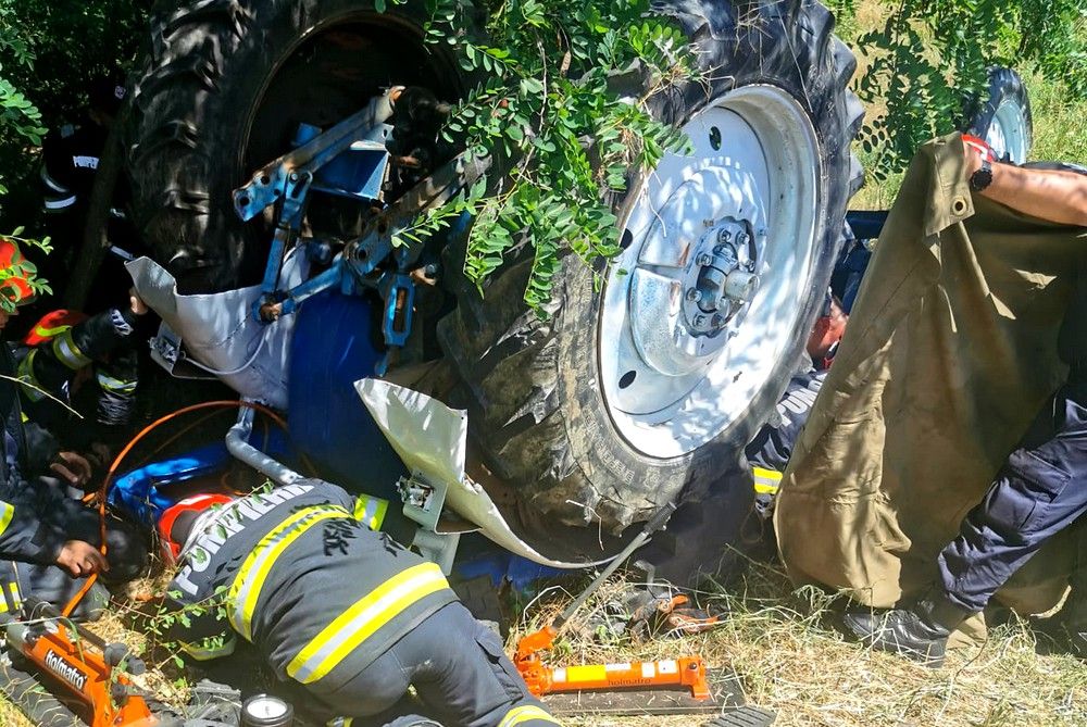 Felborult traktor alá szorult egy férfi, a mentőhelikoptert is riasztani kellett