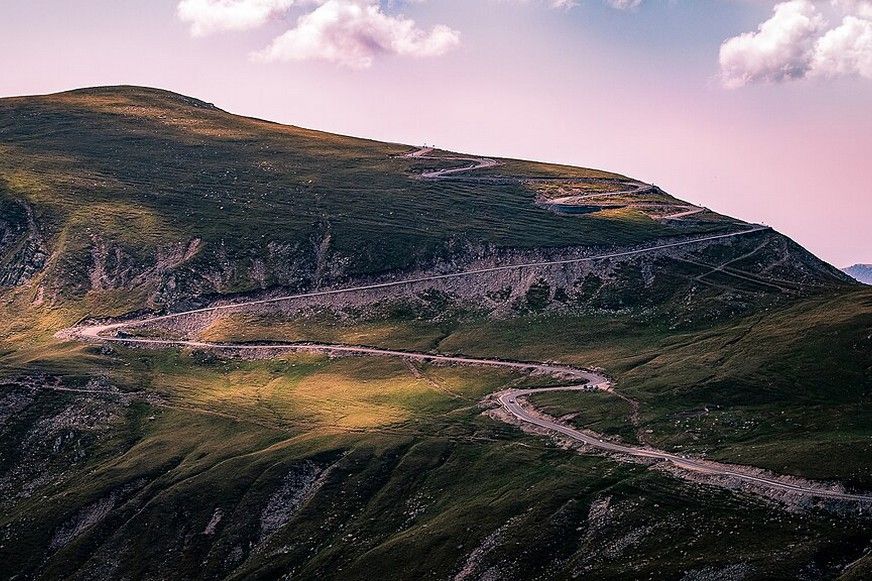 Péntek reggel megnyitják a forgalom előtt a Transzalpina magashegyi utat