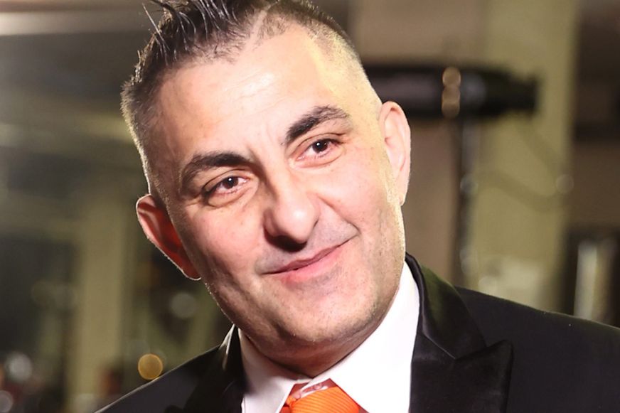 „Így még soha nem aláztak meg” – Százak szidták kórusban Győzikét és családját