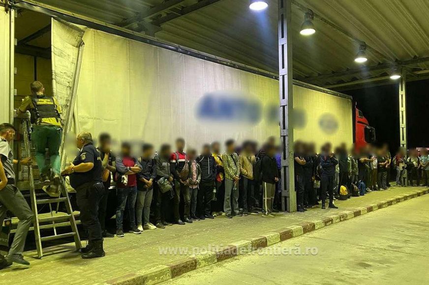 Ötven migránst akartak átcsempészni egy kamion rakterében a petei határon – VIDEÓ