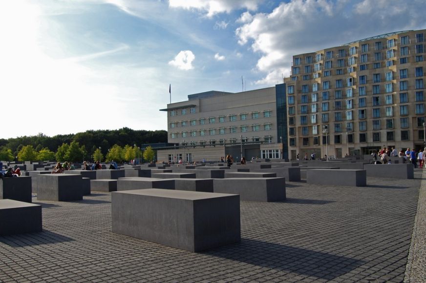Horogkereszteket véstek a berlini holokauszt-emlékműbe