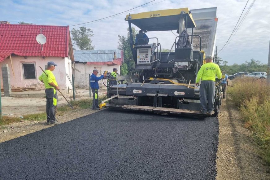 Pusztadaróc. Elkezdődött az atyai utcák aszfaltozása, s még idén nagy részével végeznek is