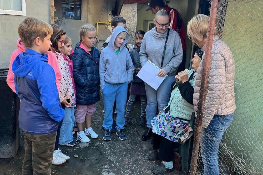 Kedvesség, ami szíveket melegít: a Maurer Alapítvány Művészetterápiás gyerekei segítettek egy idős asszonynak