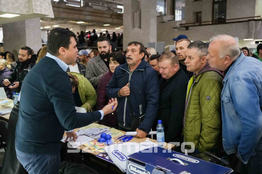 Szinte egymást taposva tolongtak az érdeklődők a pénteki szatmári állásbörzén