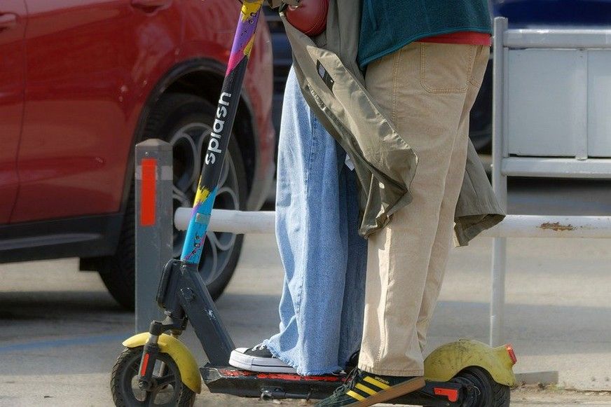 Szabálytalankodó gyalogosokat, bicikliseket és e-rollereseket bírságolt a rendőrség