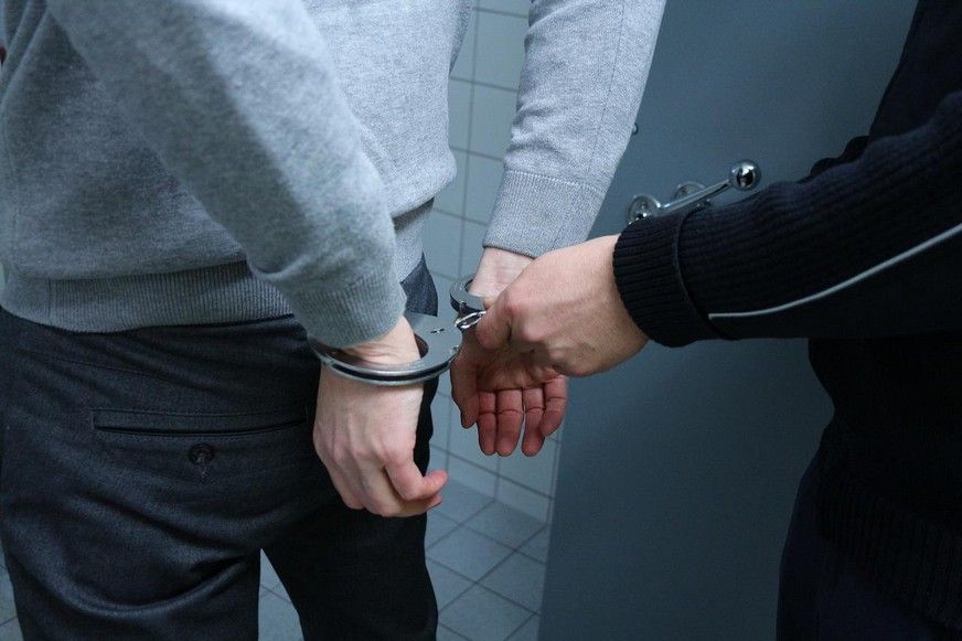 Lefejezéssel fenyegetett meg egy pultosnőt egy nagykárolyi tinédzser
