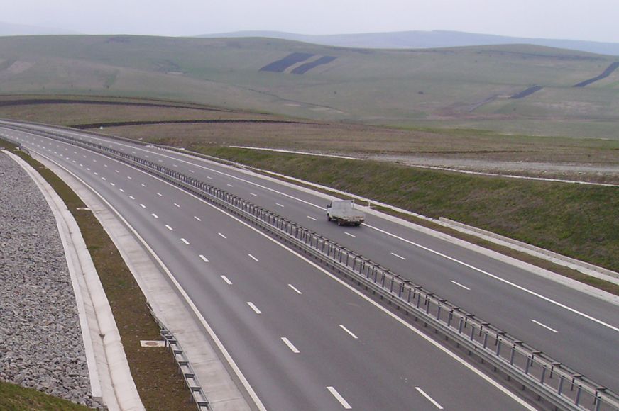 Aláírták a szerződést a Kolozsvár és Marosvásárhely közötti autópálya hiányzó szakaszának befejezéséről