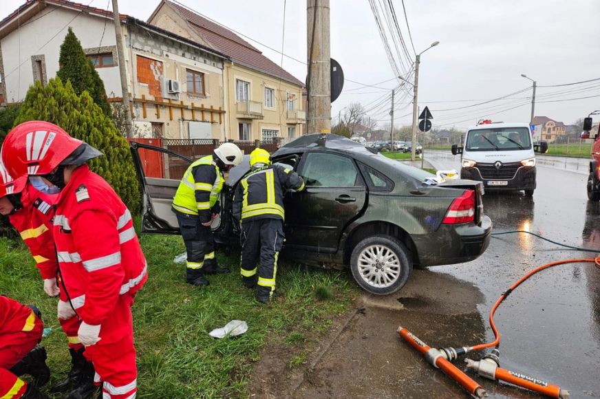 Villanyoszlopnak hajtott egy autó Szatmárnémetiben. A sofőrt ki kell vágni a roncsból - FRISSÍTVE