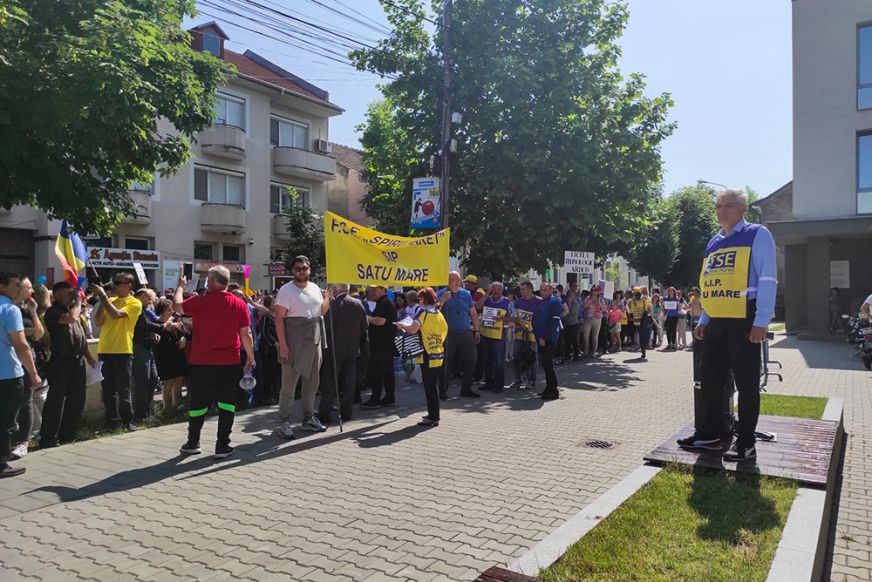 A prefektúra előtt tüntetnek a szatmári pedagógusok