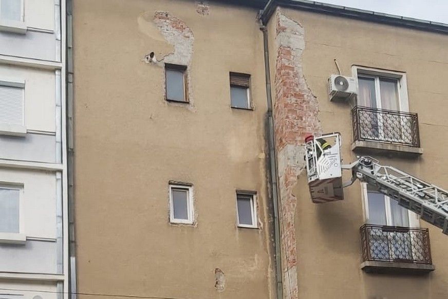 Omló vakolat miatt riasztották a szatmári tűzoltókat