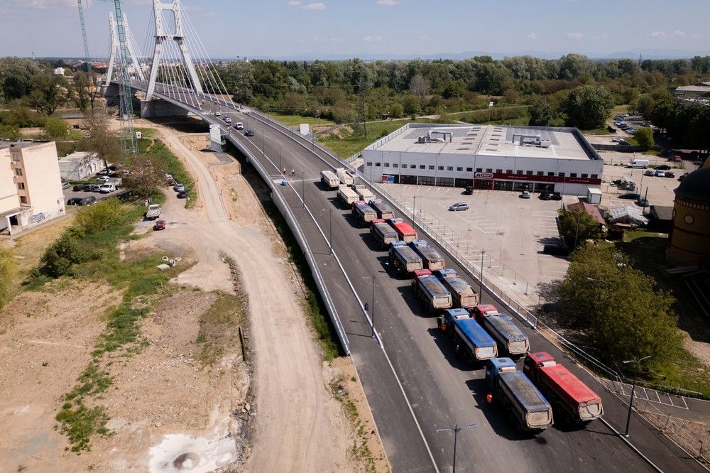 Tizenhat teherautó, maximális rakomány. Próbaterhelés alatt a Strand utcai híd