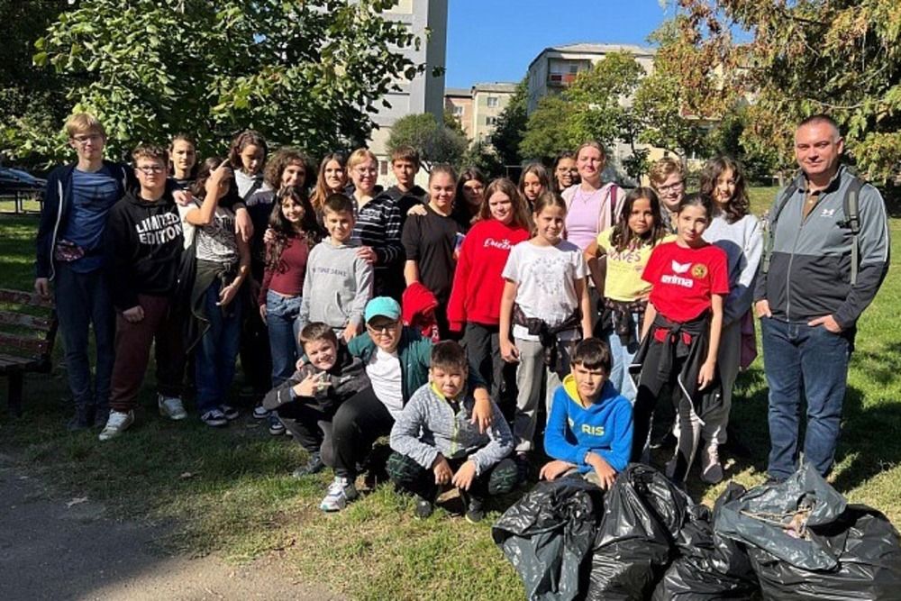 Let’s do it, Romania! Az Avram Inacu iskola diákjai a 16-os lakónegyed parkjában takarítottak