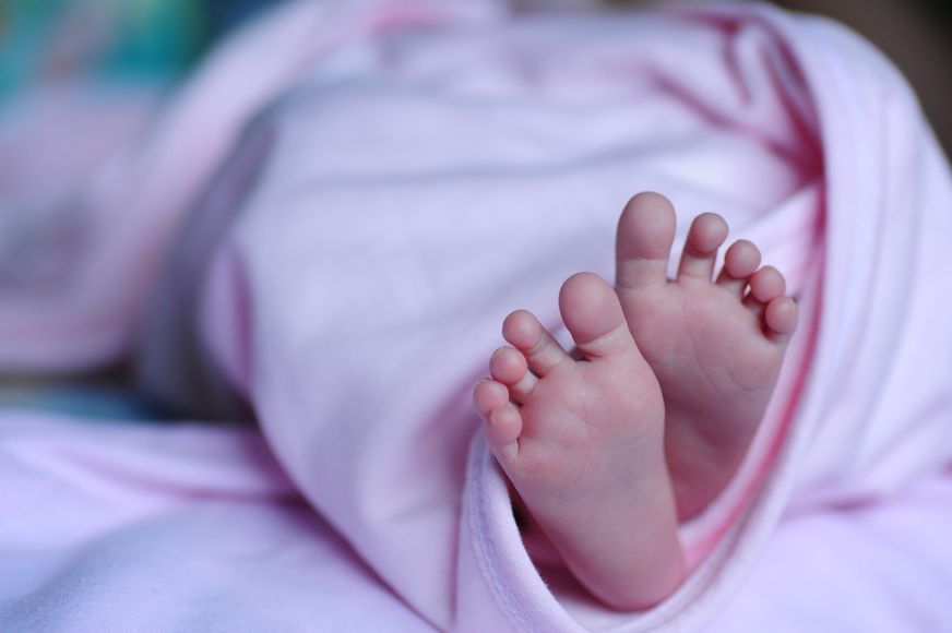 Egy mezőn hagyta öthetes babáját egy fiatal nő Szeben megyében