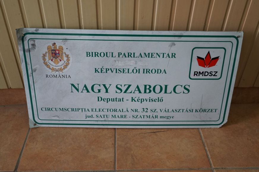 Megrongálták a Nagy Szabolcs képviselő tasnádi irodáját jelző tábláját