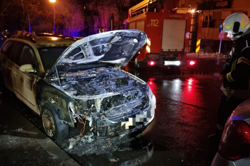 Szatmárnémeti: vizsgálatot indított a rendőrség a lángba borult taxi ügyében - KÉPEK