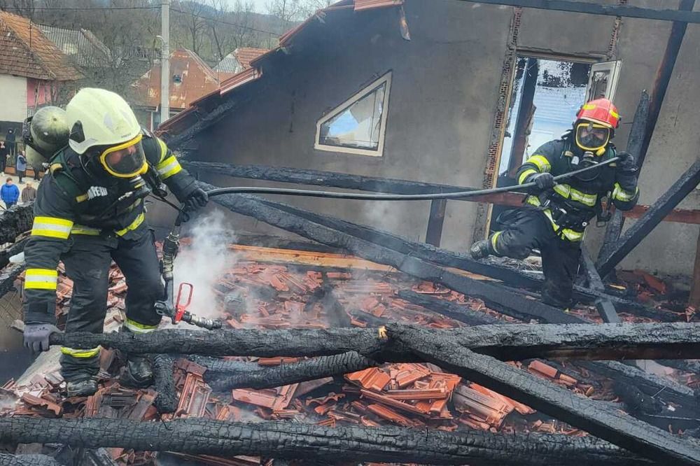 Kigyulladt egy lakóház tetőszerkezete Avaspatakon. Óriási kár keletkezett
